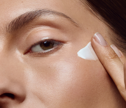 Model mit Creme im Gesicht