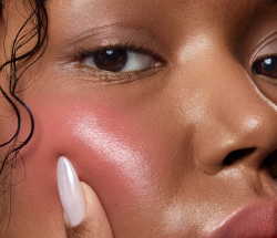 Model mit Rouge auf der Wange